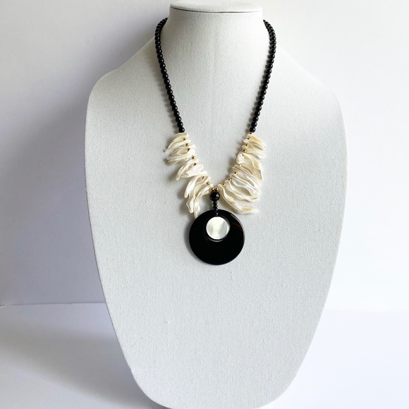 Mother Of Pearl & Shell Vintage Necklace - Picture 5 of 11
